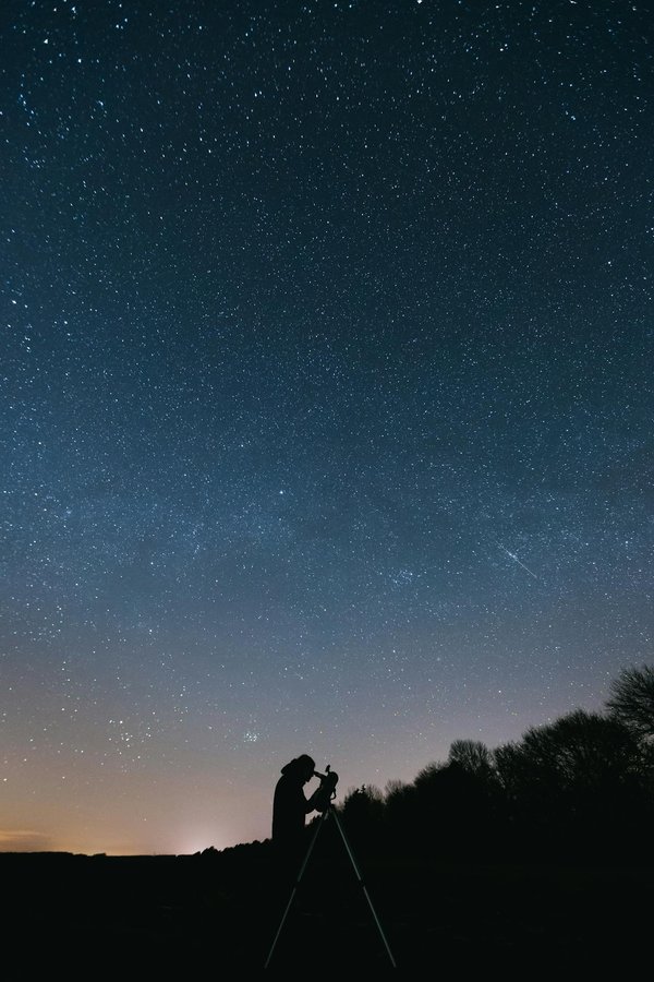 Comment préparer un guide d'observation des étoiles pour un camping nocturne en montagne?